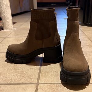NWOT UGG Women's Tan Ankle Booties